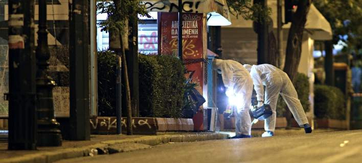 Δύο βομβιστές στο σημείο της έκρηξης έξω από την τράπεζα στο κέντρο «έπιασαν» οι κάμερες